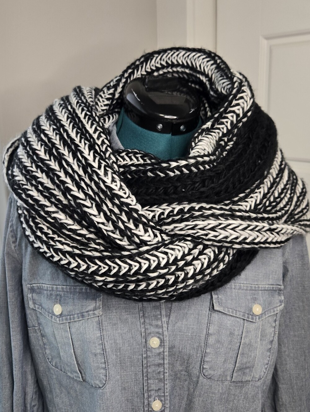 EXPRESS OVERSIZE BLACK & WHITE STRIPE KNITWEAR INFINITY SCARF WOMEN OS CHUNKY